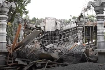 கோவில் கட்டுமாண பணியில் ஈடுபட்டவருக்கு நேர்ந்த அவலம்(படங்கள்)