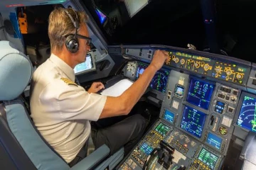 நடுவானில் விமானத்தின் Cockpit கதவை திறந்த விமானி ; பதற்றமடைந்த பயணிகள்