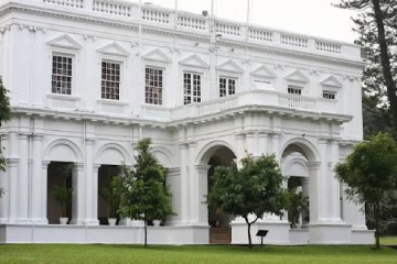 රට වටේම තියෙන ජනපති මන්දිරවලට ජනපති නොගියත් පිටස්තරයින් තුන්දහසකට වැඩිය නවාතැන් අරන් - නඩත්තුවට මිලියන ගාණක්