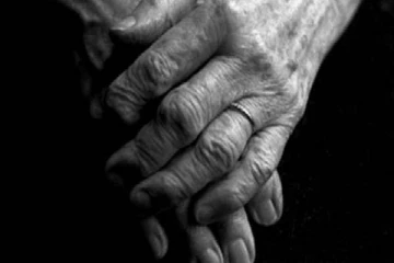 பணத்திற்காக தாயின் உடலை பாதாளத்தில் மறைத்து வைத்திருந்த மகன்