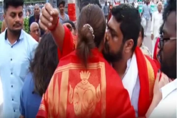 சாமி தரிசனத்திற்க்கு சென்ற பிரபல நடிகை, பொசுக்குனு கிஸ் அடித்த இயக்குனர் - ரசிகர்கள் அதிர்ச்சி!