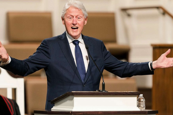 பில் கிளிண்டன் உடல்நலக்குறைவால் தீவிர சிகிச்சைப் பிரிவில் மருத்துவமனையில் அனுமதி | World Pil Killingtan Hospital