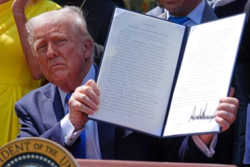 தொலைக்காட்சி, வானொலி நிறுவனங்களுக்கு மானியத்தை குறைத்த ட்ரம்ப்