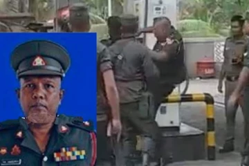 அந்த நபரை நான் உதையவில்லை! பல்டி அடிக்கும் இராணுவ அதிகாரி விராஜ்