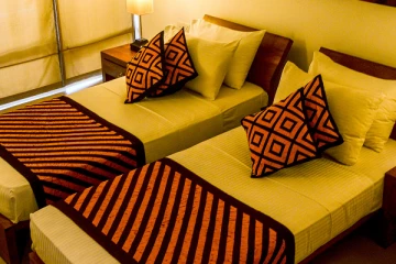 விடுதி ஒன்றில் சிக்கிய இளம் ஜோடி; சோதனையின்போது பொலிஸார் கண்ட காட்சி