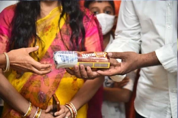 தீப்பெட்டிக்குள் அடங்கிய புடவை: நெசவாளரின் அசத்தலான செயல்