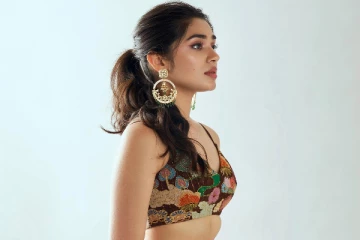 தாராள கிளாமரில் கவரும் க்ரித்தி ஷெட்டி.. லேட்டஸ்ட் போட்டோஷூட்