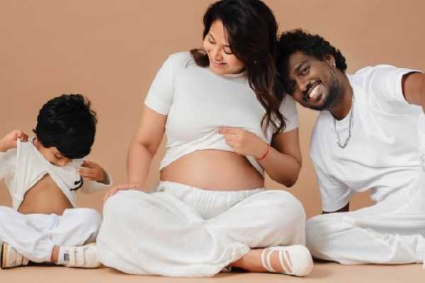 மீண்டும் கர்ப்பமான அட்லீ மனைவி பிரியா!! பேபி பம்ப் போட்டோஷூட்.. | Lovable Couple Priya Atlee Are Again Pregnant Baby