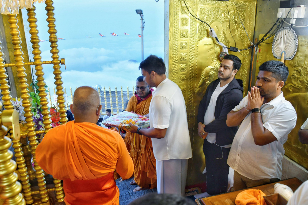 ஆன்மீக பாதையில் நாமல் ராஜபக்ஷ! | Namal Rajapaksa Offers Worship At Sri Pada ஆன்மீக பாதையில் நாமல் ராஜபக்ஷ! | Namal Rajapaksa Offers Worship At Sri Pada