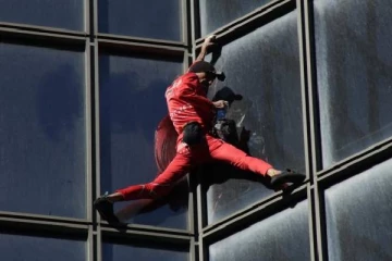 பிரான்சின் 48 மாடி கட்டிடத்தில் சரசரவென ஏறிய 60 வயது ஸ்பைடர்மேன்! ஆச்சரியப்படுத்திய வீடியோ