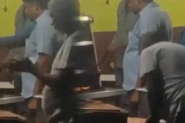 எச்சில் துப்பி சப்பாத்தி செய்த சமையல்காரர் - அதிர்ச்சி வீடியோ