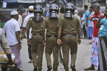 கைதிகளை தாக்கிய சிறை காவலர்கள் கைது