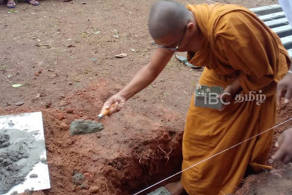 திருகோணமலையில் பிக்குவால் அச்சுறுத்தப்பட்ட ஊடகவியலாளர்கள்! | Journalists Threatened By Monk In Trincomalee திருகோணமலையில் பிக்குவால் அச்சுறுத்தப்பட்ட ஊடகவியலாளர்கள்! | Journalists Threatened By Monk In Trincomalee