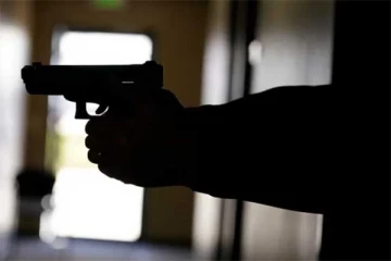 இரவு நேர துப்பாக்கிசூடு : குடும்ப பெண் படுகாயம்