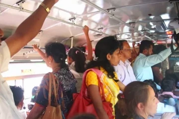 யுவதியை காப்பாற்றிய நடத்துனருக்கு அடி உதை!
