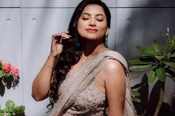 அய்யனார் துணை ஹீரோயின் மதுமிதாவா இது!! சேலையில் இப்படி இருக்காங்களே.