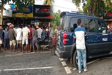 மட்டக்களப்பில் பொதுமக்களால் சுற்றிவளைக்கப்பட்ட சந்தேகநபர்கள்: இருவர் தப்பியோட்டம்