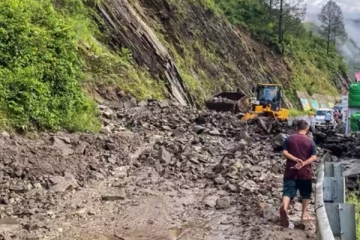 மண்சரிவில் சிக்கித் தவித்த 30 பேர் பாதுகாப்பாக மீட்பு