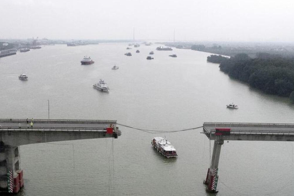 கப்பல் மோதி நொறுங்கிய பாலத்தில் இருவர் பலி | Two People Died Bridge That Was Ship And Collapsed