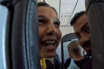 விஜய்யின் கில்லி பட தந்தை பெண்களிடம் செய்த சேட்டை! விமானத்தில் நடந்த கூத்து... ட்ரெண்டாகும் வீடியோ