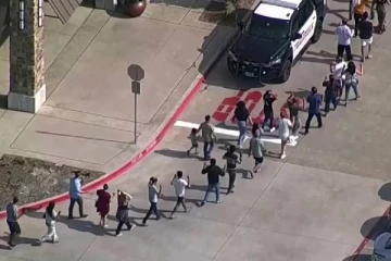 வணிக வளாகத்தில் புகுந்து கண்மூடித்தனமாக சுட்ட நபர்: இரத்தவெள்ளத்தில் சரிந்த பலர்