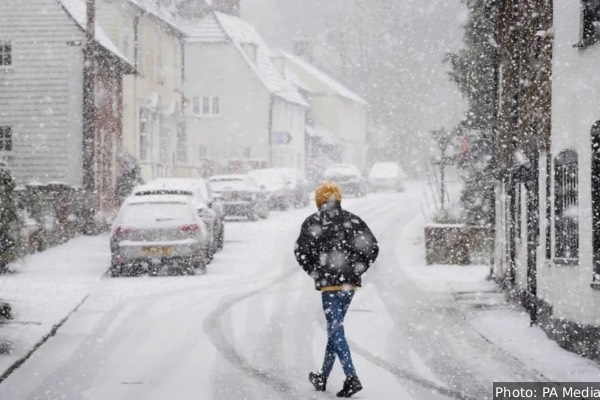 பிரித்தானியாவை சூறையாட வரும் கடும் குளிர்! பனிப்பொழிவு மற்றும் சுகாதார எச்சரிக்கை வெளியீடு | Uk Snow Warning And Cold Health Alart Issued