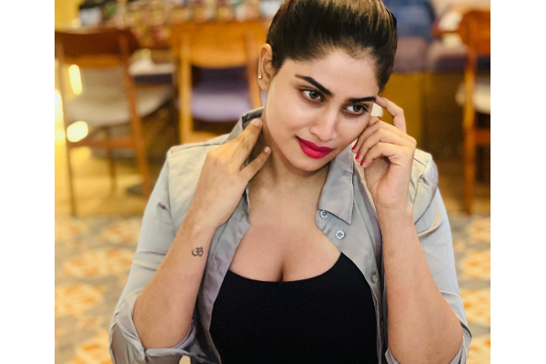 பாலாஜி முருகதாஸ் உடன் அப்படி ஒரு போட்டோ! ஷிவானி ல்வ் கன்பார்ம் தானா? | Shivani Naryanan Balaji Murugadoss Latest Photo