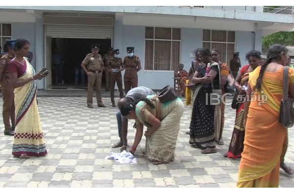 கடிதங்களை எரித்து வலிந்து காணாமல் ஆக்கப்பட்டவர்களின் உறவுகள் போராட்டம் | Sri Lankan Tamil Missing Person Relatives Protest