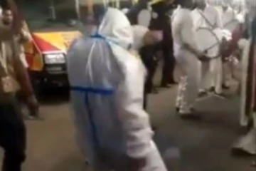 மன அழுத்தத்தை போக்க கல்யாண ஊர்வலத்தில் நடனமாடிய ஆம்புலன்ஸ் ட்ரைவர்!