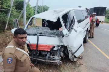மடு திருவிழாவுக்கு சென்று திரும்பியவேளை விபத்து -அருட்தந்தை உள்ளடங்கலாக மூவர் காயம்