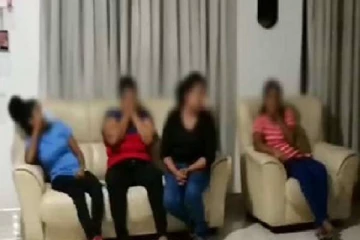 பொலிஸாருக்கு கிடைத்த இரகசிய தகவலையடுத்து பெண்கள் சிலர் கைது