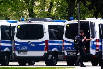 கலவரத்தில் முடிந்த கலாச்சார விழா... ஜேர்மனியில் பொலிசார் மீது கற்கள் வீச்சு