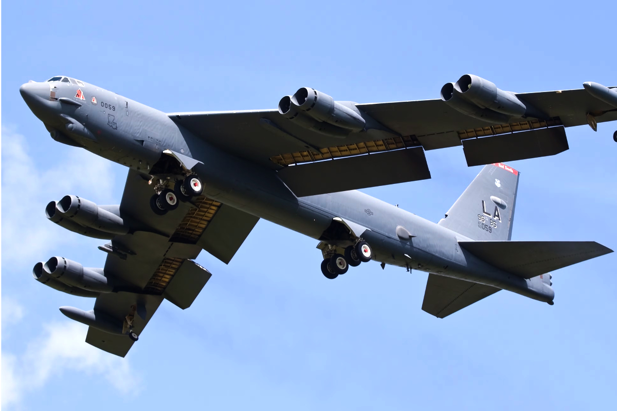 அமெரிக்காவின் B-52 குண்டுவீச்சு விமானம் புறப்பட்ட சில நிமிடங்களில் விபத்து | Us B 52 Bomber Crashes After Takeoff அமெரிக்காவின் B-52 குண்டுவீச்சு விமானம் புறப்பட்ட சில நிமிடங்களில் விபத்து | Us B 52 Bomber Crashes After Takeoff