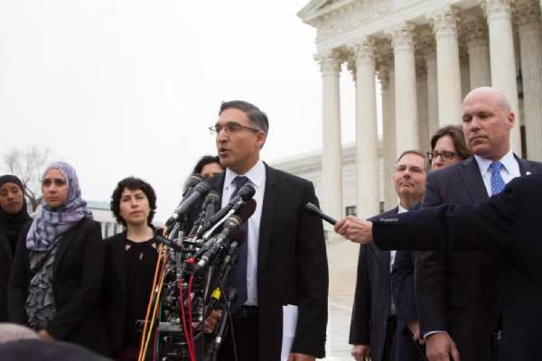 ட்ரம்பின் வரி விதிப்புகளுக்கு எதிராக வாதாடி வென்ற இந்திய வம்சாவளி சட்டத்தரணி | Who Argued Against Trump Tariffs