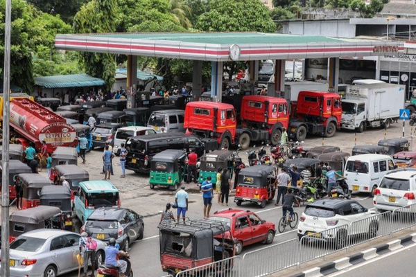 வரியைக் கட்டு அல்லது வரிசையில் நில் | Get In Line Or Stand In Line Article