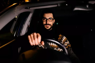 கண்ணாடி அணியாவிட்டால் 1,000 பவுண்டுகள் அபராதம்: பிரித்தானிய சாரதிகளுக்கு ஒரு எச்சரிக்கை