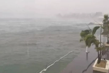 டெக்ஸாஸில் சூறாவளியில் சிக்கி பரிதாபமாக உயிரிழந்த 4 பேர்!