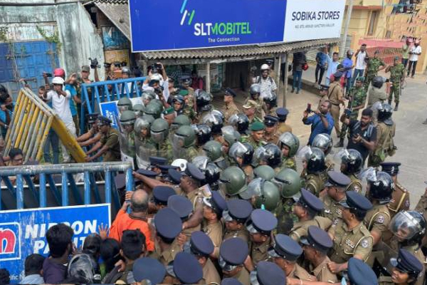 யாழ்.நல்லூரில் கடும் பதற்றம்: காணாமலாக்கப்பட்டோரின் உறவுகள் - பொலிஸாருக்கும் இடையே முறுகல் | Jaffna Nallur Missing Persons Protest Ranil Visit
