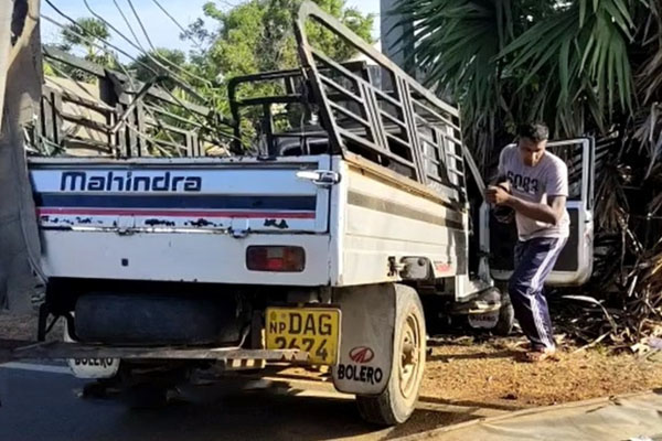 யாழில் பிக்அப் ரக வாகனமொன்று மோதி விபத்து | Pick Up Type Vehicle Accident In Jaffna