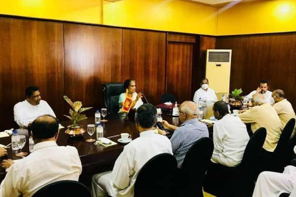 எதிர்த்தரப்பு அரசியல் கட்சி தலைவர்களை சந்தித்த சந்திரிக்கா! | Chandrika Meets Opposition Political Party Leaders