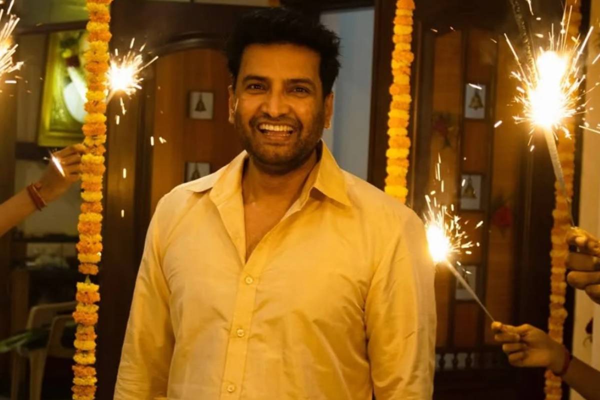 நடிகர் சந்தானம் தனது மனைவியுடன் எடுத்துக்கொண்ட அழகிய போட்டோ... பார்க்காத ஒன்று | Actor Santhanam New Photo With His Wife
