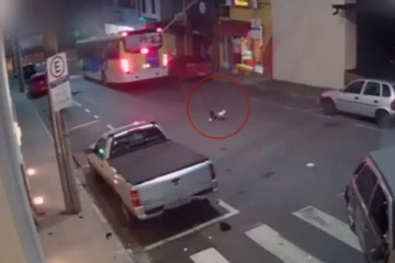 பேருந்து மோதியதில்.. காரில் இருந்து தூக்கி வீசப்பட்ட 5 வயது சிறுவன்! பதற வைக்கும் வீடியோ காட்சி