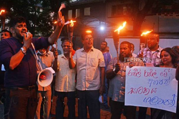 கொழும்பில் திடீரென தீப்பந்தத்துடன் வெடித்த ஆர்ப்பாட்டம்! | Reduction Price Of Goods Demonstration Colombo