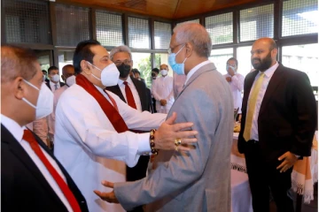 சுமந்திரனை கட்டித்தழுவிய பிரதமர் மகிந்த ராஜபக்க்ஷ!