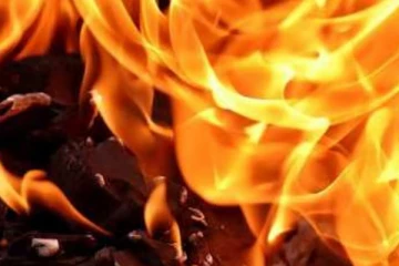 யாழில் வன்முறை கும்பல் அட்டகாசம்; மோட்டார் சைக்கிளுக்கு தீ வைப்பு