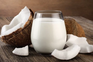 தேங்காய் பாலை அருந்துவதால் கிடைக்கும் பயன்கள் என்ன தெரியுமா ?