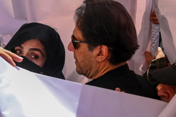 பாகிஸ்தானில் இம்ரான் கானுக்கும் மனைவிக்கும் மேலும் 17 வருட சிறைத்தண்டனை | Former Pakistani Pm Imran Khan Wife Bushra Bibi