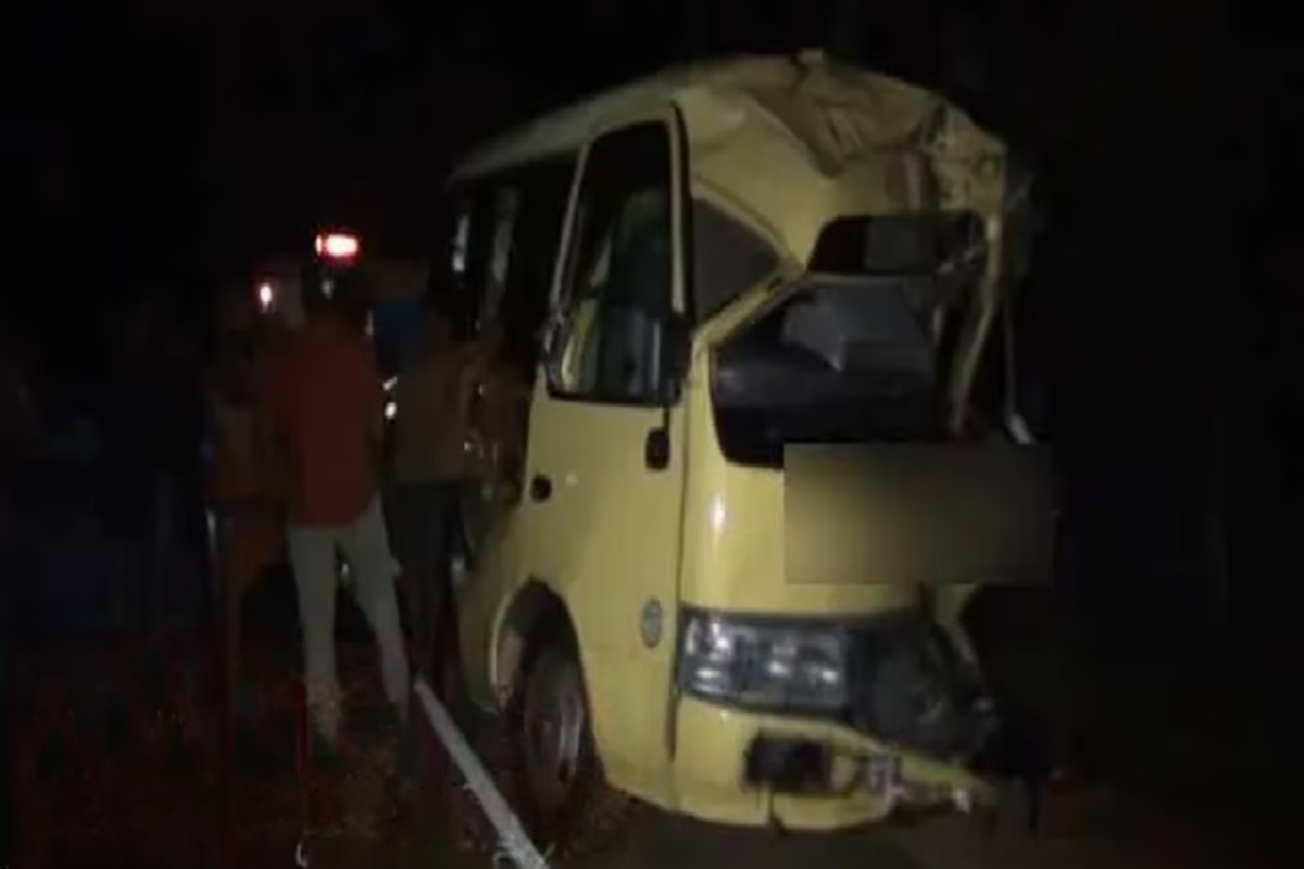 A9 வீதியில் அதிகாலையில் நேர்ந்த விபத்து ; 14 பேர் காயம் | A9 Road Accident At Dawn 14 Injured