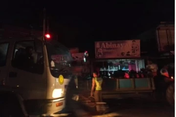 யாழில் தீயில் எரிந்த விற்பனை நிலையம்