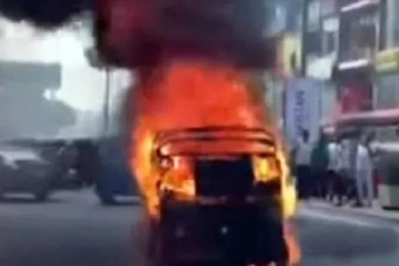 திடீரென தீப்பற்றிய முச்சக்கர வண்டி- முதியவருக்கு ஏற்பட்ட பரிதாப நிலை!